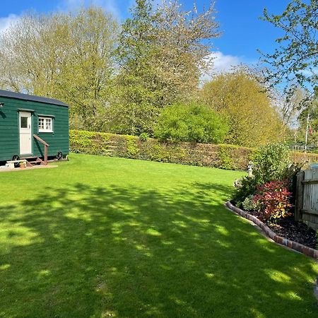 Beautiful Shepherd'S Hut - Lois Weedon Weston  Exterior foto