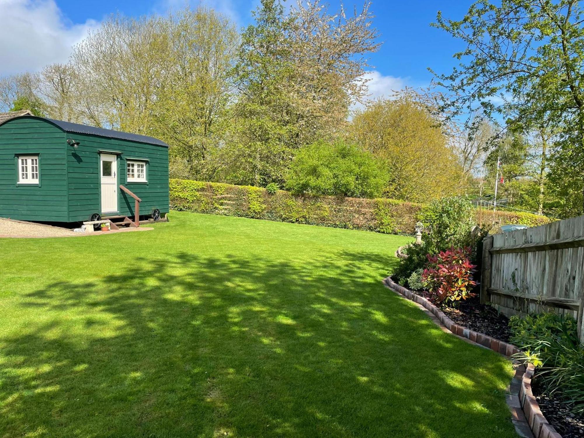 Beautiful Shepherd'S Hut - Lois Weedon Weston  Exterior foto