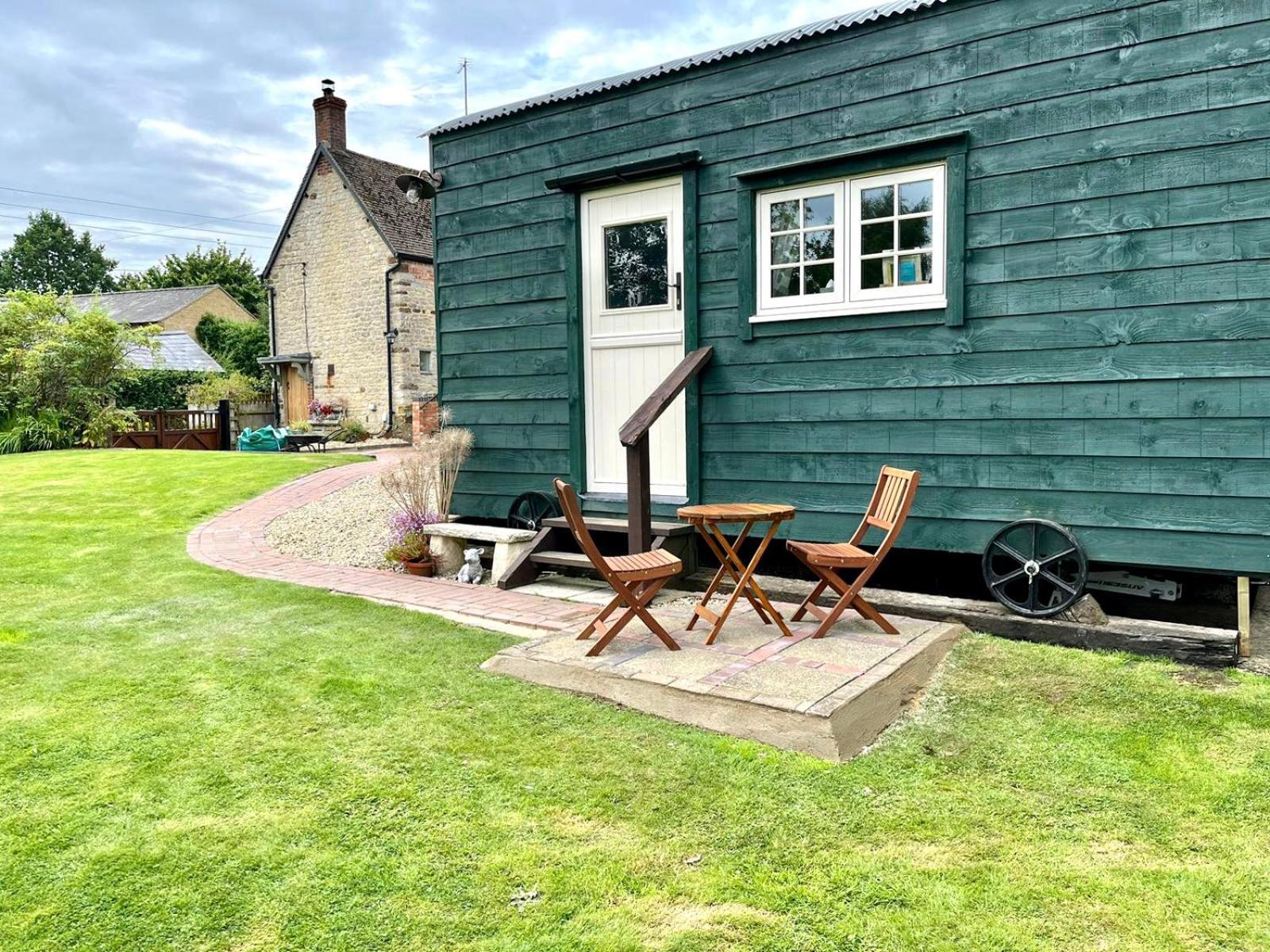 Beautiful Shepherd'S Hut - Lois Weedon Weston  Exterior foto